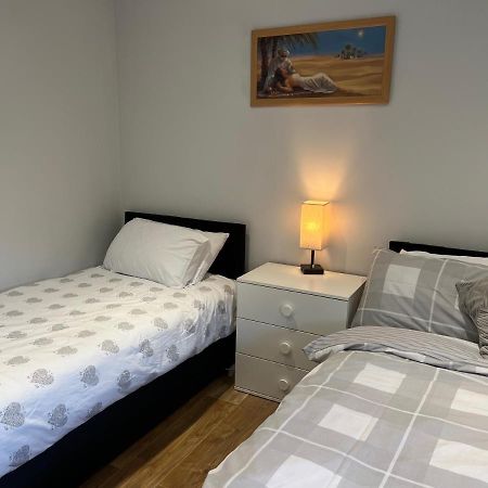 MJ Serviced Apartment: Luxurious West London Living Near Tube Hanwell Exterior photo